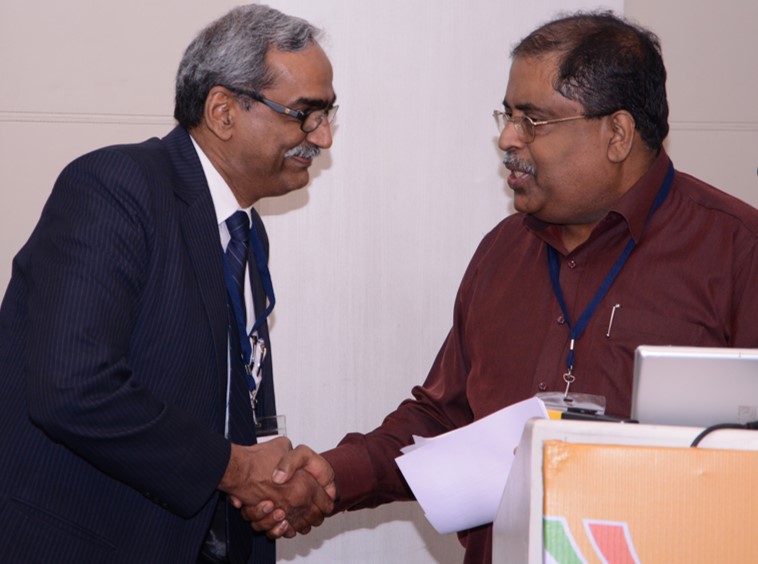 Dr Shivakumar Iyer (lieft), Presdient, ISCCM, with Dr Nagesh Simha, President, IAPC