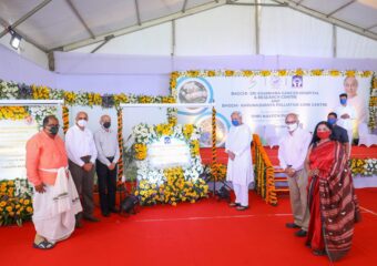 Shri Naveen Patnaik, Honb'le Chief Minister of Odisha, along with Mr and Mrs Bagchi and Team Karunashraya